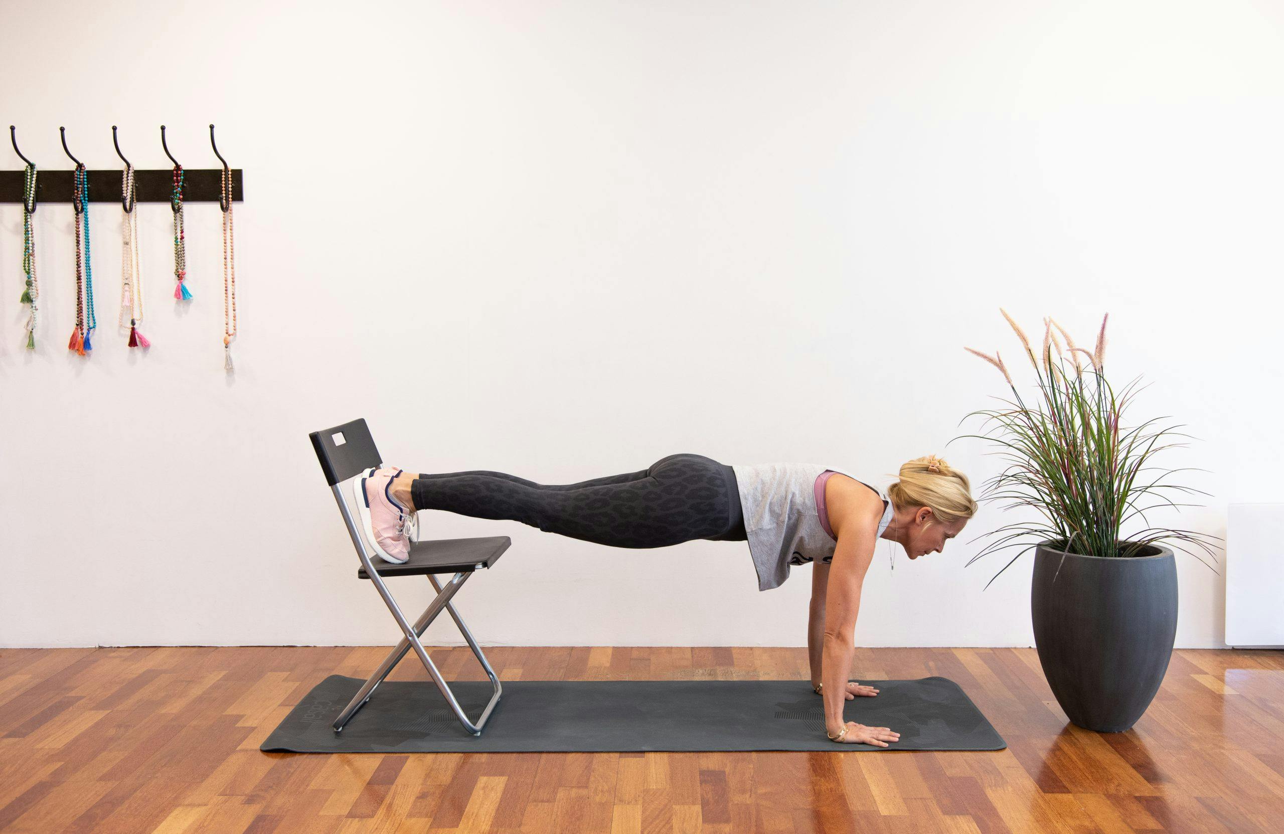 mamma 4 of 5 Pilates og yogainsturktør Monica Øien viser øvelsen kraftplanken